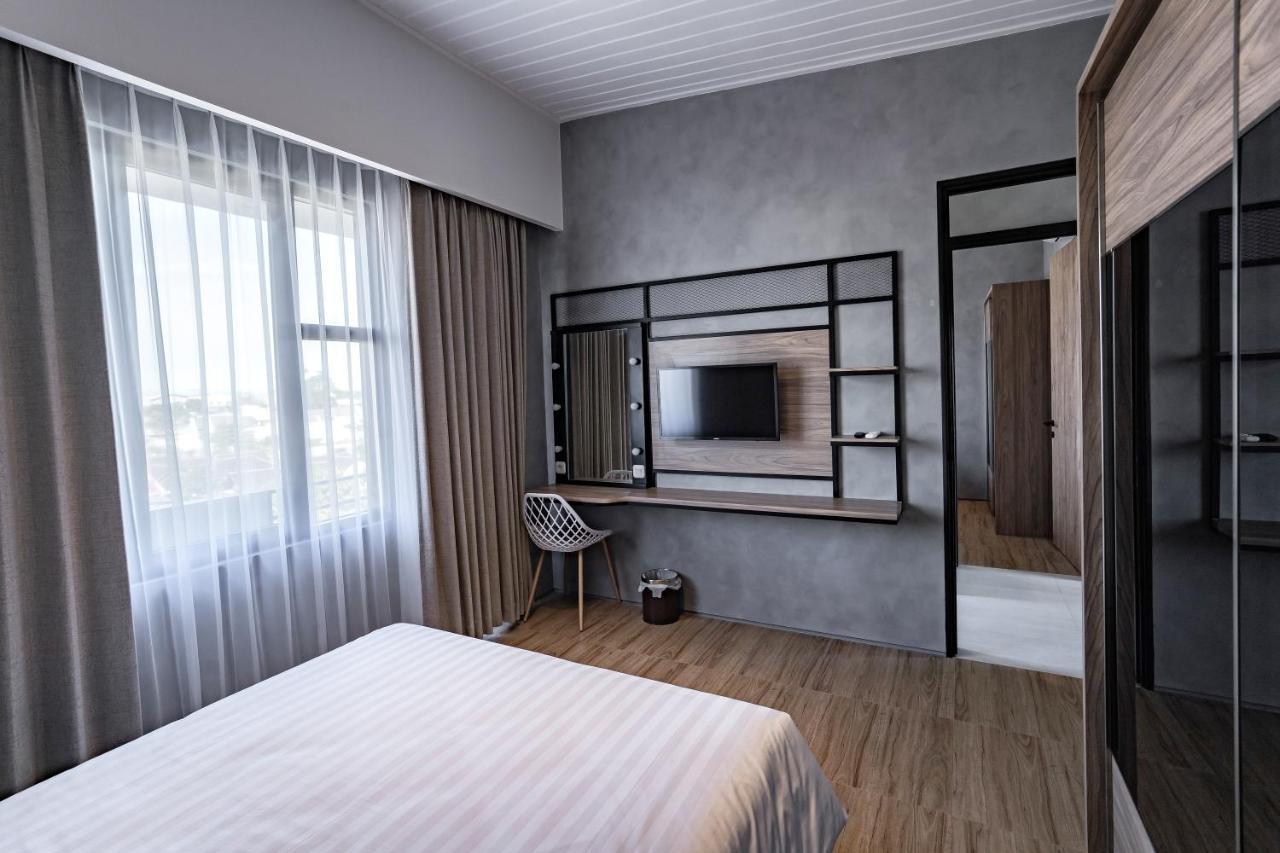 Отель Loa Living Solo Baru Grogol Экстерьер фото